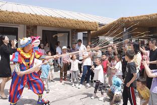 拜仁球迷拉横幅抗议格雷泽票价定太高，曼联球迷鼓掌：格雷泽滚蛋